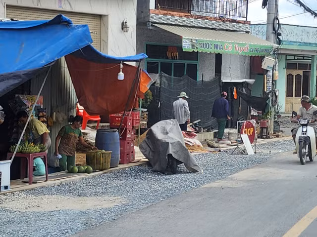 Dong Nai: Du an nang cap duong Huong lo 7, thi cong gan 3 nam van chua xong?-Hinh-9