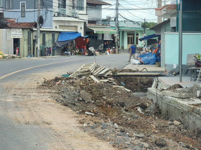Dong Nai: Du an nang cap duong Huong lo 7, thi cong gan 3 nam van chua xong?-Hinh-4