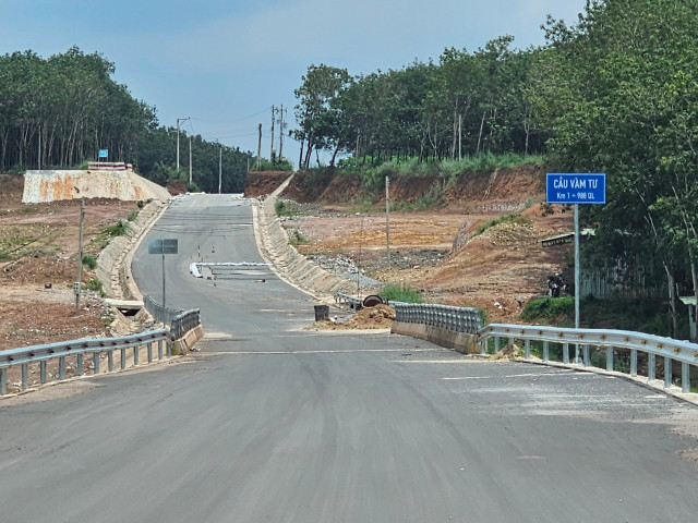 Bình Dương: Cận cảnh dự án xây dựng đường và cầu Vàm Tư Binh Duong: Can canh du an xay dung duong va cau Vam Tu