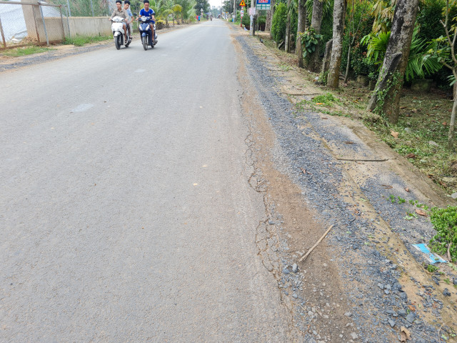 Trảng Bom (Đồng Nai): Dân tưới nước khiến đường tiền tỉ vừa nghiệm thu đã hỏng? - Hình 13 Trang Bom (Dong Nai): Dan tuoi nuoc khien duong tien ti vua nghiem thu da hong?-Hinh-13