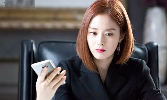 Nho cuoc goi nham luc trua phat hien am muu tham doc cua chong