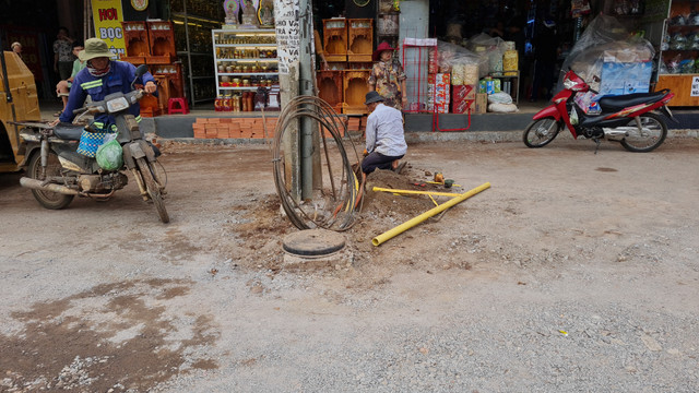Dong Nai: Vi sao duong Hung Vuong, TP. Long Khanh lien tuc dieu chinh, “doi von”?-Hinh-5