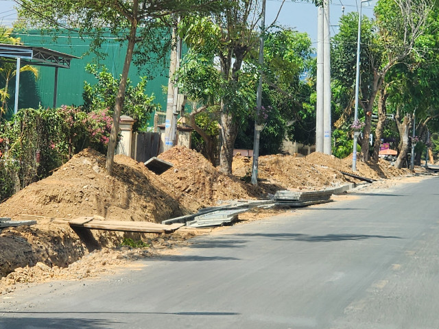 Lâm Đồng: Thi công ẩu tại dự án vỉa hè đường Thống Nhất - Hình 3 Lam Dong: Thi cong au tai du an via he duong Thong Nhat-Hinh-3