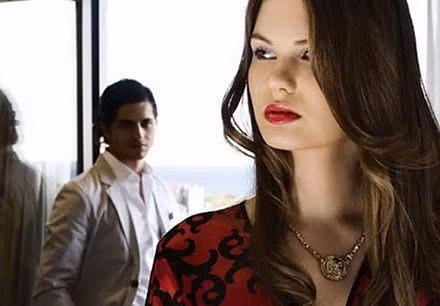 Chong di do rac thay vo cu dep long lay buoc ra tu nha hang xom