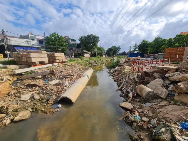 Soi nang luc nha thau chuyen lam du an chong ngap tai Dong Nai