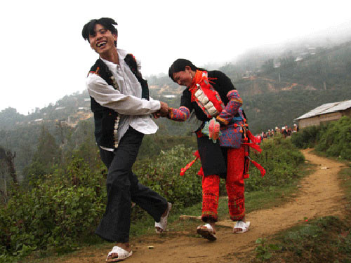 Phong tục cưới xin kỳ lạ ở Việt Nam: Ngủ thử, bắt chồng, 'vỗ mông' kén vợ - Hình 5 Phong tuc cuoi xin ky la o Viet Nam: Ngu thu, bat chong, 'vo mong' ken vo-Hinh-5