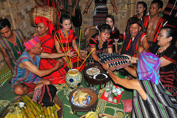 Phong tục cưới xin kỳ lạ ở Việt Nam: Ngủ thử, bắt chồng, 'vỗ mông' kén vợ - Hình 9 Phong tuc cuoi xin ky la o Viet Nam: Ngu thu, bat chong, 'vo mong' ken vo-Hinh-9