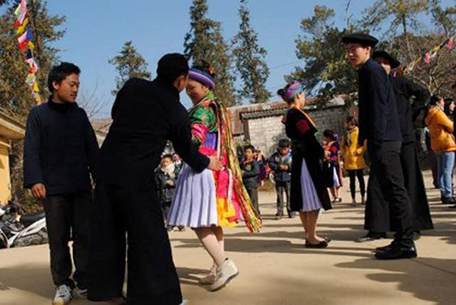 Phong tục cưới xin kỳ lạ ở Việt Nam: Ngủ thử, bắt chồng, 'vỗ mông' kén vợ - Hình 7 Phong tuc cuoi xin ky la o Viet Nam: Ngu thu, bat chong, 'vo mong' ken vo-Hinh-7