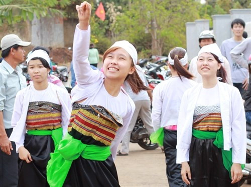 Phong tục cưới xin kỳ lạ ở Việt Nam: Ngủ thử, bắt chồng, 'vỗ mông' kén vợ Phong tuc cuoi xin ky la o Viet Nam: Ngu thu, bat chong, 'vo mong' ken vo