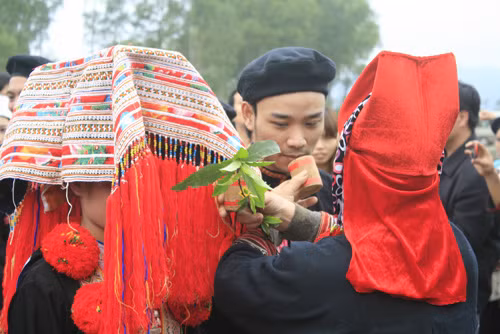 Phong tuc cuoi xin ky la o Viet Nam: Ngu thu, bat chong, 'vo mong' ken vo-Hinh-2