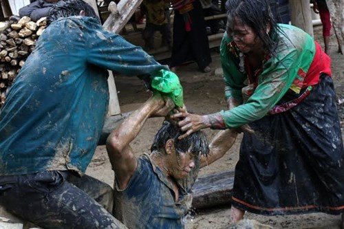 Phong tục cưới xin kỳ lạ ở Việt Nam: Ngủ thử, bắt chồng, 'vỗ mông' kén vợ - Hình 12 Phong tuc cuoi xin ky la o Viet Nam: Ngu thu, bat chong, 'vo mong' ken vo-Hinh-12