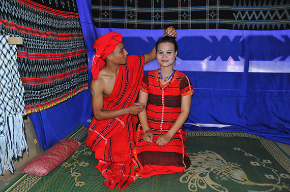 Phong tục cưới xin kỳ lạ ở Việt Nam: Ngủ thử, bắt chồng, 'vỗ mông' kén vợ - Hình 10 Phong tuc cuoi xin ky la o Viet Nam: Ngu thu, bat chong, 'vo mong' ken vo-Hinh-10