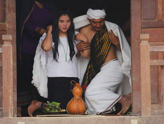 Phong tục cưới xin kỳ lạ ở Việt Nam: Ngủ thử, bắt chồng, 'vỗ mông' kén vợ - Hình 4 Phong tuc cuoi xin ky la o Viet Nam: Ngu thu, bat chong, 'vo mong' ken vo-Hinh-4