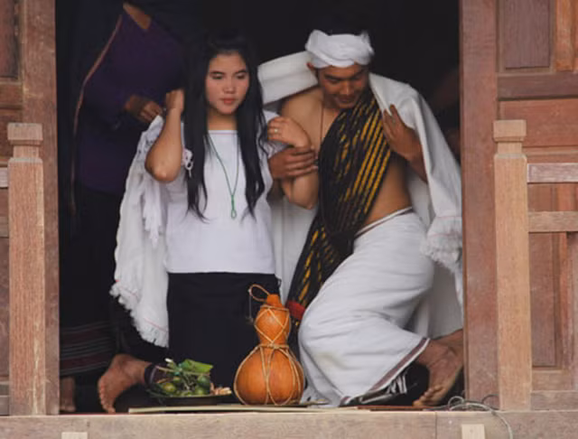 Phong tuc cuoi xin ky la o Viet Nam: Ngu thu, bat chong, 'vo mong' ken vo-Hinh-4