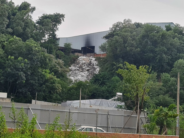 Dong Nai: Cong ty Dang Long ngang nhien xa thai ra moi truong?-Hinh-2