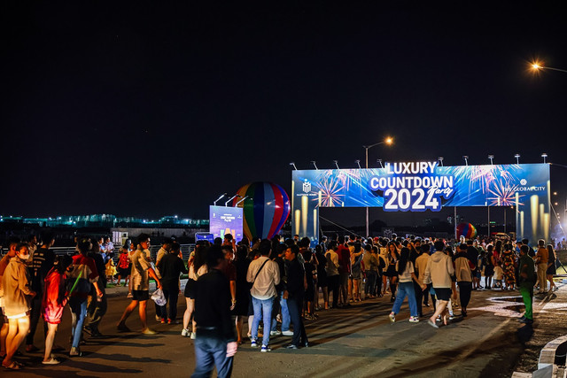 Hon 50.000 nguoi dan thanh pho ‘doi gio’ don nam moi tai Trung tam moi-Hinh-7