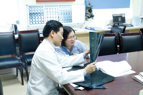 Rớt nước mắt cảnh sản phụ sinh con khỏe mạnh dù bị ung thư di căn não Rot nuoc mat canh san phu sinh con khoe manh du bi ung thu di can nao