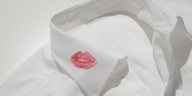 Chỉ mong, áo anh đừng dính thêm một vệt son nào nữa… Chi mong, ao anh dung dinh them mot vet son nao nua…