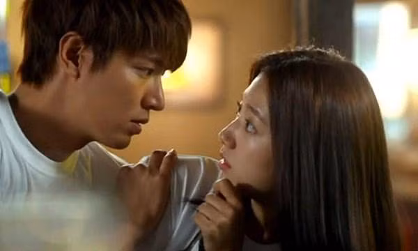 Chong vuot 40km trong dem sau tin nhan: “Em doi anh o nha nghi X” va cai ket bat ngo