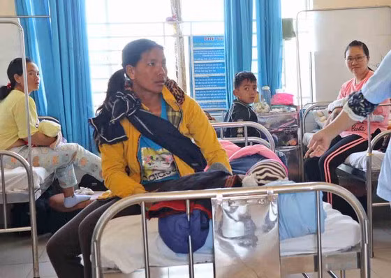 Hon 80 tre nhap vien nghi ngo doc sau bua an tu thien