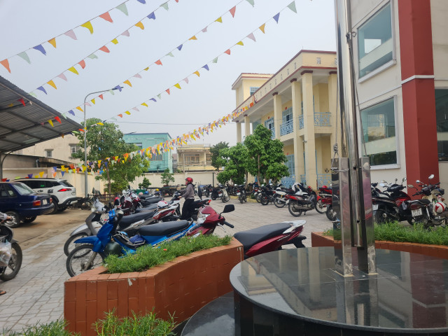 Vỉa hè, lòng đường thành nơi họp chợ kế bên UBND phường Bửu Hòa Via he, long duong thanh noi hop cho ke ben UBND phuong Buu Hoa