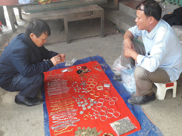 Bạc trắng hoa xòe, đồng cổ thời Pháp được săn lùng ráo riết Bac trang hoa xoe, dong co thoi Phap duoc san lung rao riet