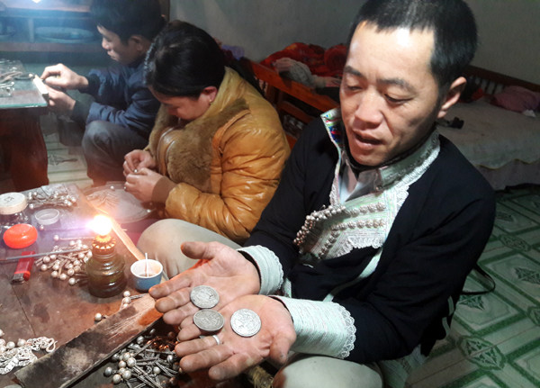 Bạc trắng hoa xòe, đồng cổ thời Pháp được săn lùng ráo riết - Hình 2 Bac trang hoa xoe, dong co thoi Phap duoc san lung rao riet-Hinh-2