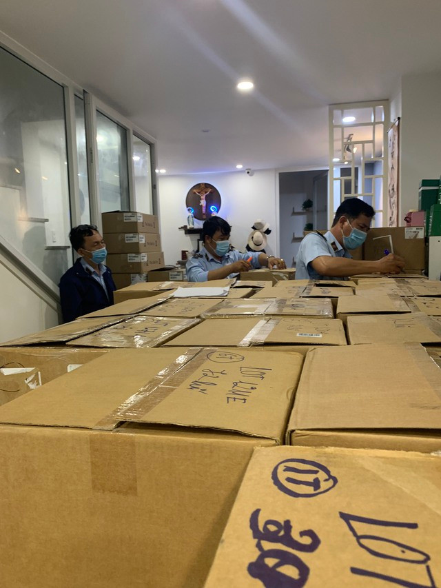 Phát hiện hơn 13.000 mỹ phẩm cao cấp thu mua trôi nổi trong ngôi nhà 'nội bất xuất, ngoại bất nhập' - Hình 3 Phat hien hon 13.000 my pham cao cap thu mua troi noi trong ngoi nha 'noi bat xuat, ngoai bat nhap'-Hinh-3