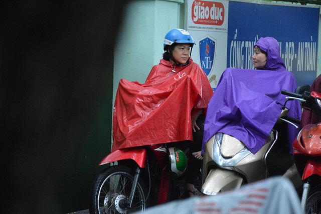 Ky thi THPT 2019: Buc anh me cam 2 bich sua ngong con truoc cong truong gay xuc dong-Hinh-6