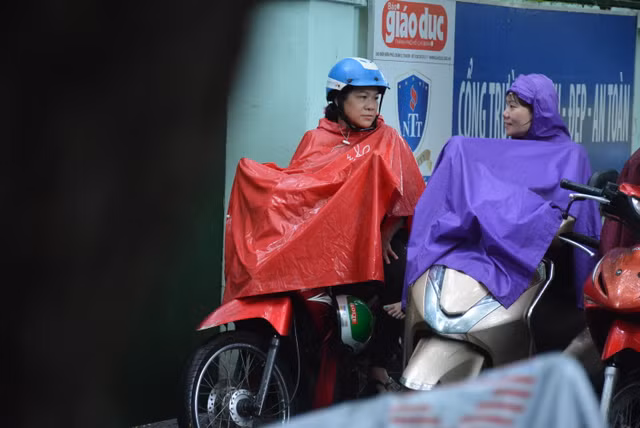 Ky thi THPT 2019: Buc anh me cam 2 bich sua ngong con truoc cong truong gay xuc dong-Hinh-6