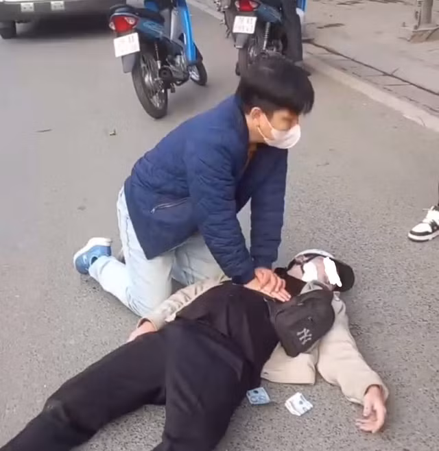 Bác sĩ Nguyễn Huy Tiến kịp thời cấp cứu nạn nhân tai nạn giao thông trên đường. Ảnh: BV