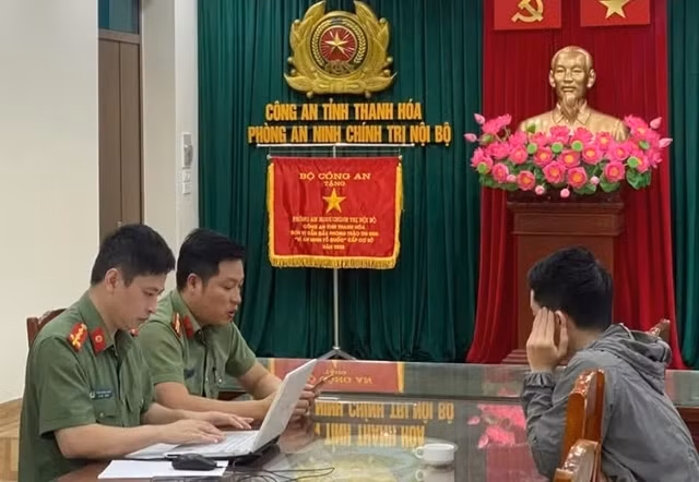 Công an làm việc với nam thanh niên có hành vi vi phạm.