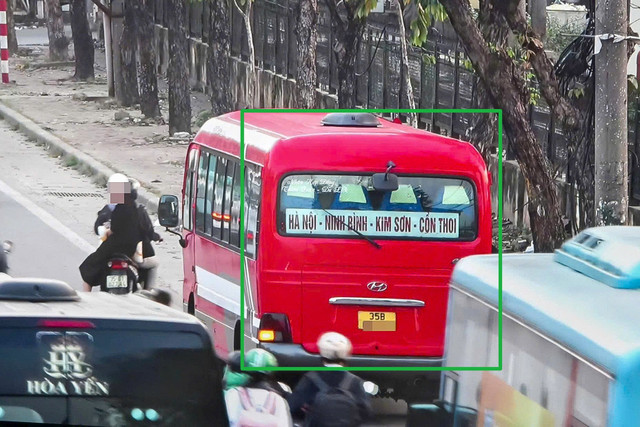 Hình ảnh xe đón trả khách sai quy định được camera AI ghi lại. Ảnh: Fanpage Công an TP Hà Nội.