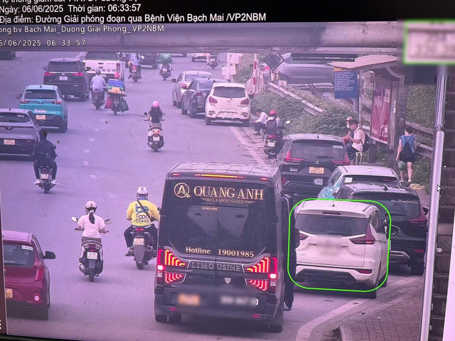 Nhiều trường hợp các xe khách, xe dịch vụ đỗ sai quy định trên đường Giải Phóng - Hà Nội. Ảnh: Fanpage Công an TP Hà Nội.