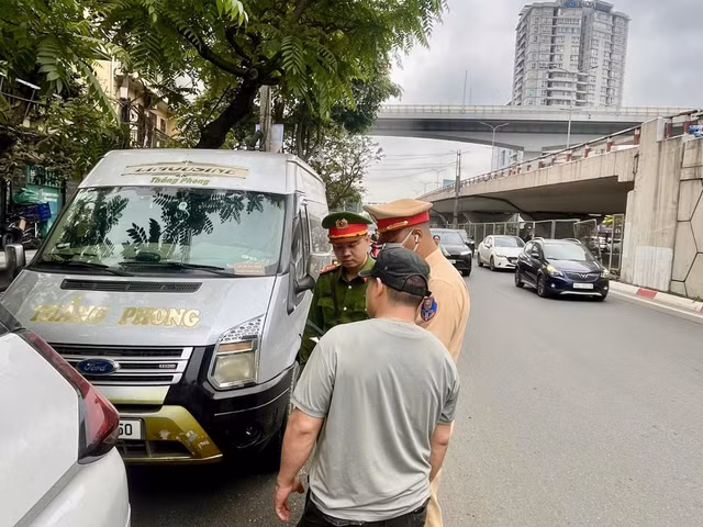 Đội CSGT đường bộ số 14 kết hợp với Công an phường Phương Liệt xử lý các vi phạm về dừng, đỗ tại đường Giải Phóng - Hà Nội. Ảnh: Fanpage Công an TP Hà Nội.