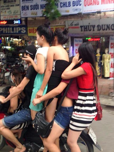 Có quái xế "tải" một lúc 5 chân dài...