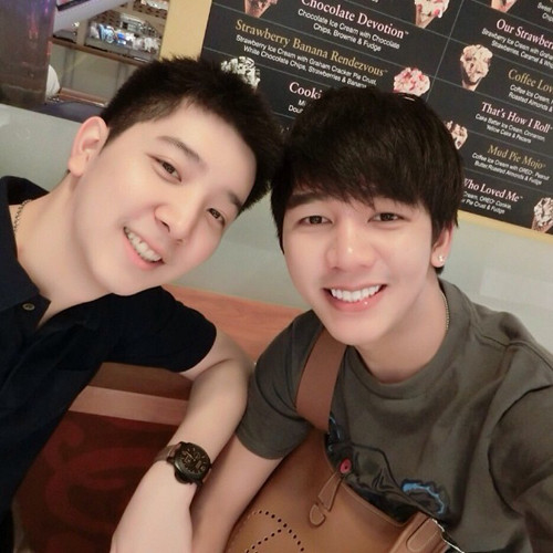 Được biết, Ban tên thật là Grandbank Metee Thepnuan, anh chàng từng tốt nghiệp trường ĐH Rangsit. Còn Karn tên Worakarn Kanittakut, Karn đang là sinh viên theo học khoa luật của trường ĐH Assumption.