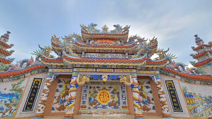 Nhiều linh vật rồng, phượng được đắp nổi, trang trí công phu, cầu kỳ. Cùng với đó là những câu đối, chữ thọ, chữ đức, họa tiết trang trí mô tả cảnh quan sông núi, hoa lá, cây cỏ... Phần mái của nhà bia và bình phong đều được lợp ngói đỏ và được trang trí nhiều màu sắc. Đáng chú ý, bên trong khu lăng chưa có mộ phần.