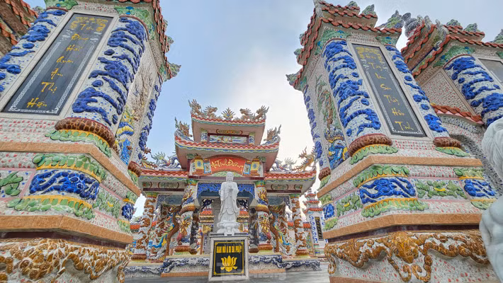 Không khó để biết về chủ nhân của khu lăng tẩm chưa có mộ phần này. Đó là khu lăng của đôi vợ chồng già đang còn sống có tên là Hồ Văn Thiết (87 tuổi) và bà Văn Thị Thuận (86 tuổi, cùng ngụ thôn An Bằng, xã Vinh An). Ngay trong khu lăng mộ có một tấm bia đá lớn khắc sẵn tên của đồng chủ nhân ngôi mộ, cùng con cháu đồng phụng lập.