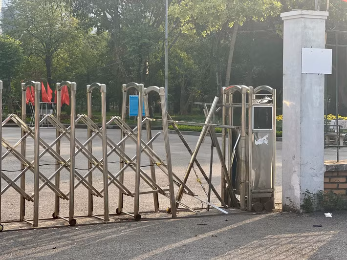 Cả hai cổng của Công viên Cầu Giấy đều đang trong tình trạng gãy đổ, vá tạm bợ.