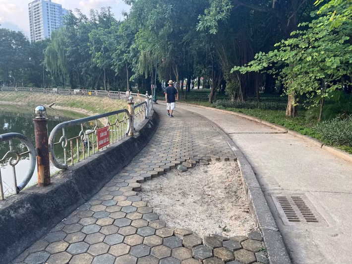 Tại một số đoạn đường đi dạo, bồn cây, các mảnh gạch lát bị bung một cách nham nhở, nhiều mảnh vụn đá vương vãi khắp nơi.