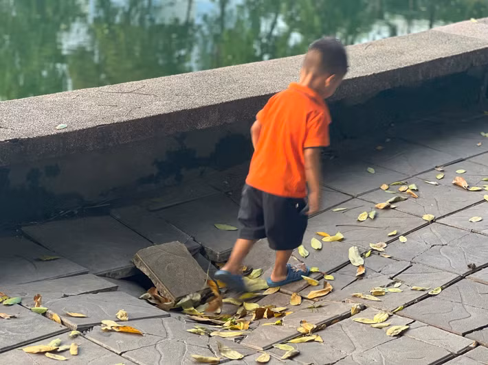 Việc công viên xuống cấp tiềm ẩn nguy cơ mất an toàn cho người dân đến vui chơi, đi bộ.