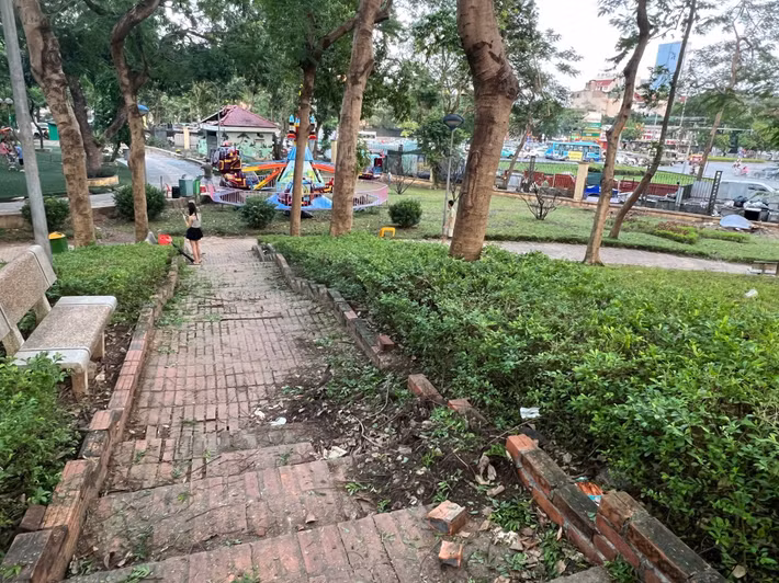 Công viên Nghĩa Đô cũng trong cảnh xuống cấp, hư hỏng nhiều hạng mục, gây mất mỹ quan đô thị.