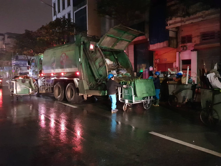 Nhiều thùng rác nhanh chóng được chuyển lên xe.