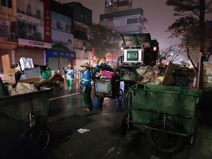 Mặc dù có cơn mưa, tuy nhiên lượng rác thải vẫn được xử lý kịp thời.