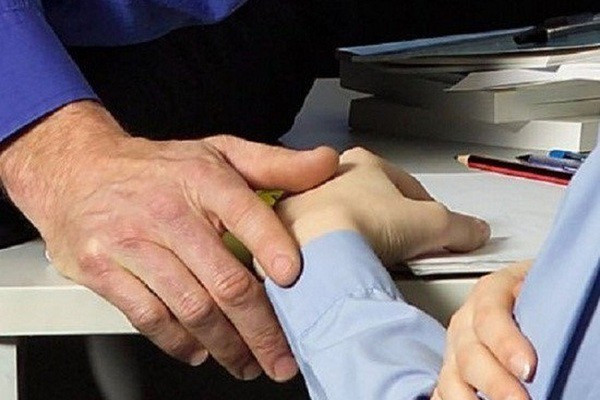 Trước đó, một người phụ nữ ở huyện Đông Hải tố cáo ông Sách có hành vi ngoại tình, quan hệ bất chính ngoài hôn nhân. UB Kiểm tra Huyện uỷ Đông Hải đã thẩm tra xác minh thông tin và các file ghi âm do người tố cáo cung cấp nhưng xác định chưa đủ cơ sở kết luận ông Sách có hành vi quan hệ bất chính ngoài hôn nhân.