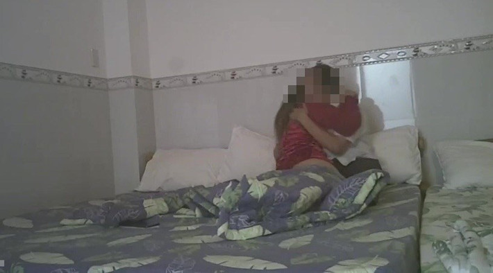 Trước đó, cuối tháng 2/2020, trên mạng xã hội lan truyền 4 clip (mỗi đoạn dài 3 phút) ghi lại cảnh ân ái của một đôi nam nữ trong resort được cho là ở TP Cần Thơ. Ngay sau khi clip lan truyền, nhiều người dân, cán bộ tỉnh Hậu Giang nhận ra người nam trong clip giống lãnh đạo một ngành ở tỉnh này.