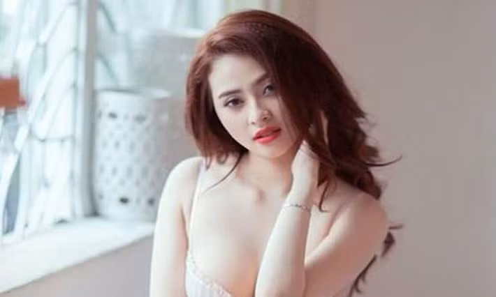 Tuy nhiên, một thời gian ngắn sau đó, Ngọc mất tích khỏi làng giải trí và trở thành người tình của ông trùm ma túy vượt ngục Văn Kính Dương. Quá trình chung sống, Ngọc và Văn Kính Dương có với nhau một con chung (năm nay cháu bé được 4 tuổi). 9X được người tình chiều chuộng, sắm sửa cho nhiều đồ dùng sang trọng, nổi bật là chiếc Mercedes hơn 2 tỷ đồng. Cũng từ đây, người đẹp đã dần bị lôi vào đường dây của trùm ma túy. Ngọc là mắt xích bị khám phá gần như cuối cùng trong đường dây. Bởi lẽ, Ngọc được Dương cung phụng về tiền bạc, sống ở các căn hộ thuê cao cấp, suốt ngày chỉ hưởng thụ, mua sắm, du lịch.