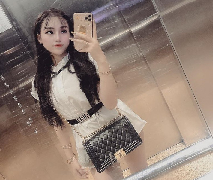 Đáng chú ý, người điều hành đường dây ma túy này chính là Hoàng Nguyễn Minh Hằng. Dù mới 21 tuổi, nhưng thủ đoạn buôn bán ma túy của Hằng được đánh giá là mưu mô, xảo quyệt. Lúc 13h30 ngày 8/6, Phòng CSĐT tội phạm về ma túy Công an tỉnh Thừa Thiên Huế ập vào nhà nghỉ Huế Xưa (Điềm Phùng Thị, TP Huế) nơi Hoàng Nguyễn Minh Hằng lưu trú. Khám xét khẩn cấp 2 phòng nghỉ tại nhà nghỉ nói trên, cơ quan công an thu giữ 1.303 viên thuốc lắc và gần 500 triệu đồng cùng với đó là cân tiểu ly để cân ma túy cùng nhiều dụng cụ, giấy tờ liên quan.