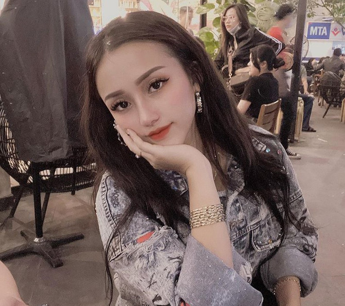 Tiếp tục đấu tranh, Công an bắt giữ Nguyễn Văn Quang (SN 2000, hộ khẩu thường trú ở kiệt 161 Bùi Thị Xuân, phường Phường Đúc, TP Huế; hiện cư ngụ tại kiệt 94 Dương Văn An, TP Huế) và bạn gái Quang là Ngô Thị Hằng Dung (ngụ đường Lịch Đợi, TP Huế). Cơ quan công an cũng thu giữ 625g ma túy tổng hợp (dạng kemtamin), cân tiểu ly... Qua thử test nhanh, cả Hằng, Quang và Dung đều dương tính với chất ma túy.